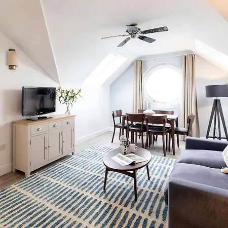 Saco Jersey - Merlin House سانت هلير جيرسي